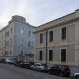 Per visitare la biblioteca dobbiamo dirigerci in via Oreste Pietro. Qui si trova  l�edificio costruito negli anni 30 che un tempo dava accesso all�area mercatale che comprendeva il frigorifero municipale, il mercato ittico e il mattatoio
